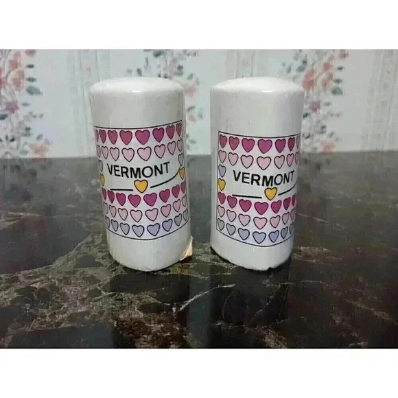 Ceramic Vermont White Red Hearts  Salt and Pepper Shakers Set of 2 - Picture 1 of 9